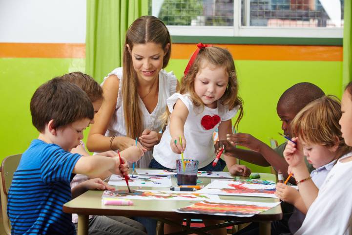 10134242-creches-assistantes-maternelles-combien-coute-la-garde-d-enfant